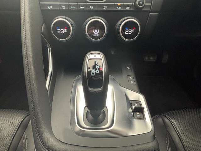 Jaguar E-Pace 11