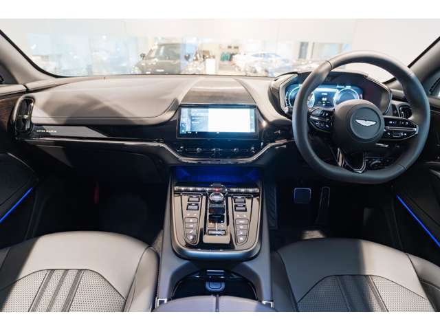 Aston Martin DBX 3