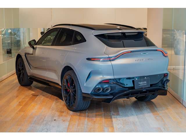 Aston Martin DBX 4