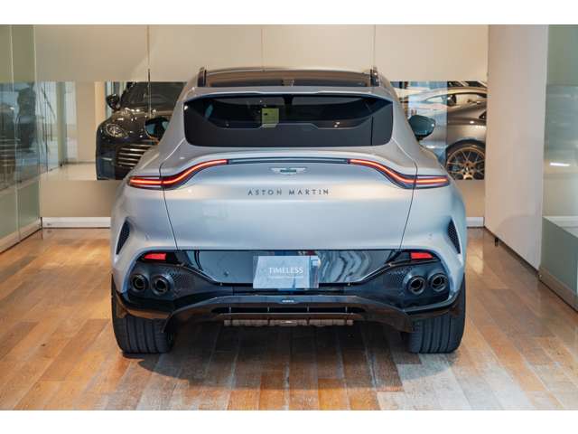 Aston Martin DBX 8