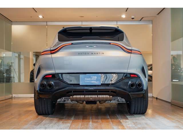 Aston Martin DBX 9
