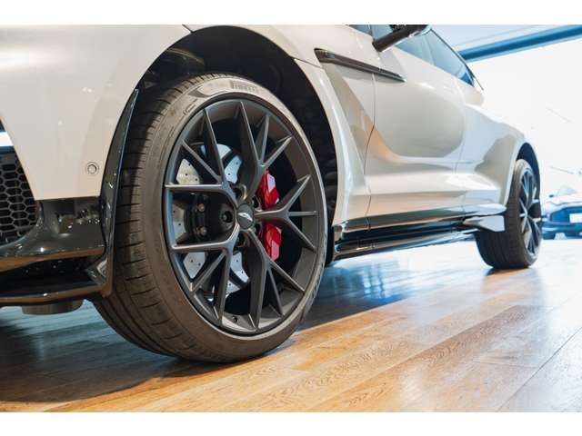 Aston Martin DBX 10