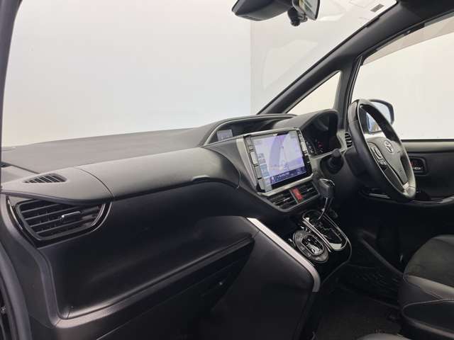 Toyota Voxy 11