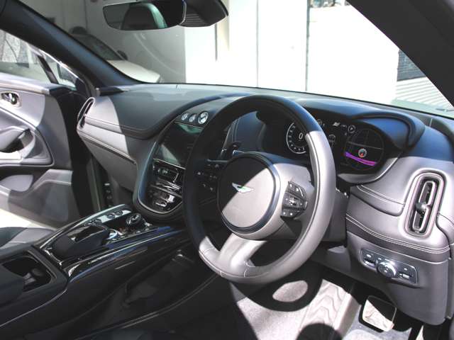 Aston Martin DBX 12
