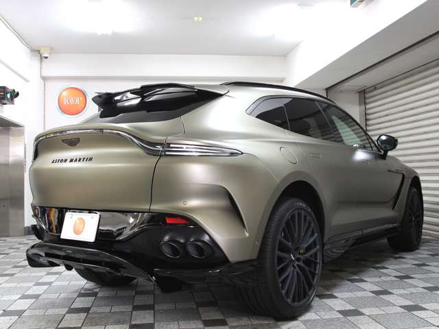 Aston Martin DBX 4