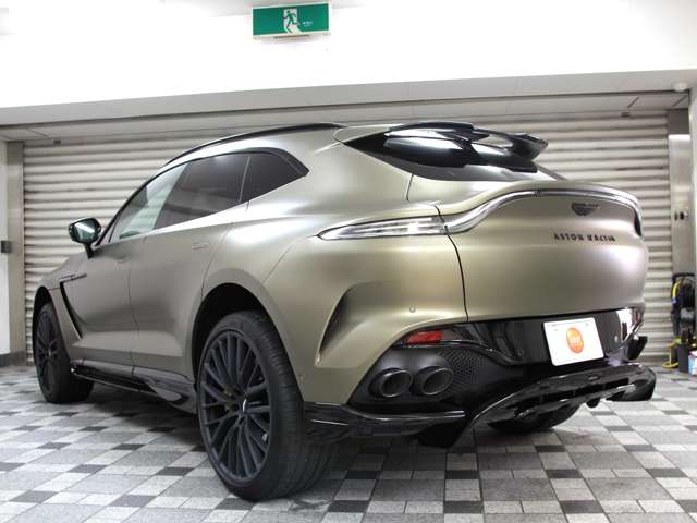 Aston Martin DBX 6