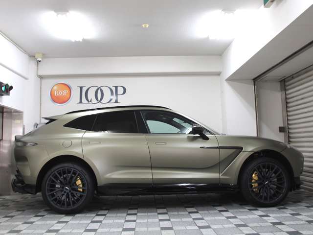Aston Martin DBX 8