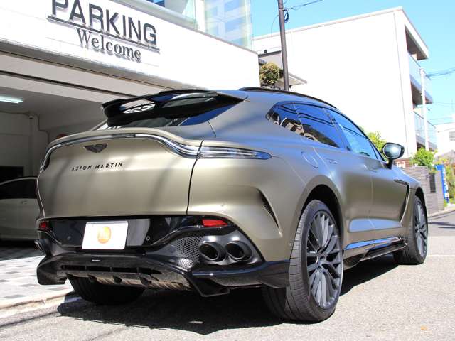 Aston Martin DBX 9