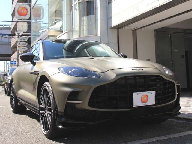 Aston Martin DBX 10