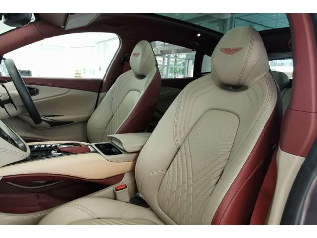 Aston Martin DBX 2