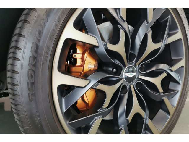Aston Martin DBX 7