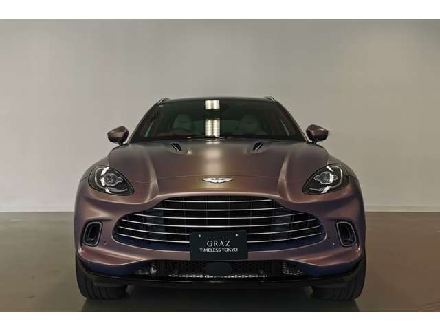 Aston Martin DBX 8