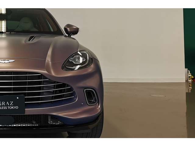 Aston Martin DBX 9