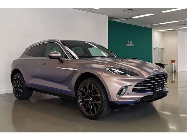 Aston Martin DBX 10