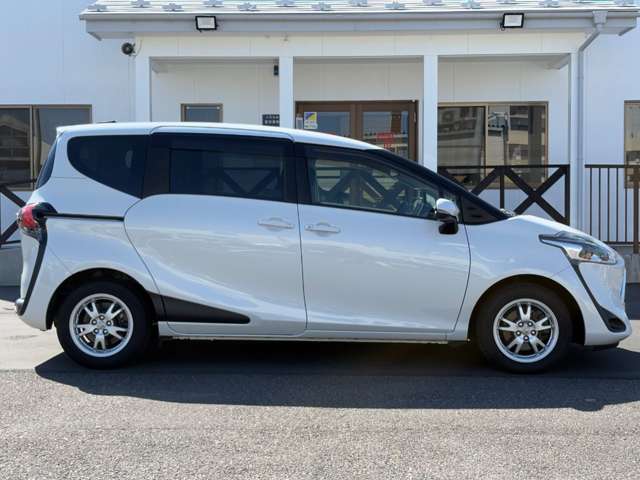 Toyota Sienta 3