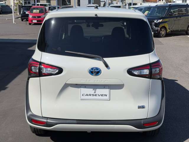 Toyota Sienta 5