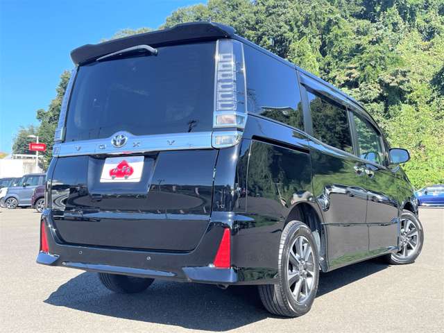 Toyota Voxy 2