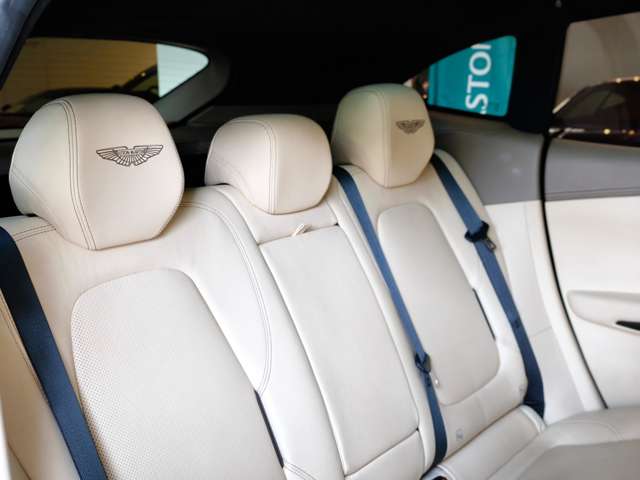 Aston Martin DBX 12