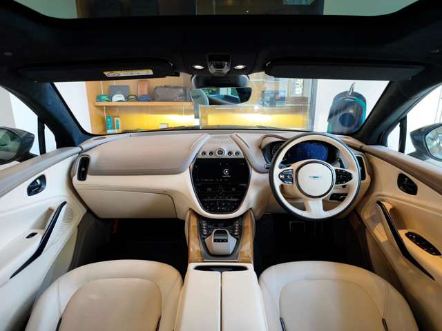 Aston Martin DBX 2