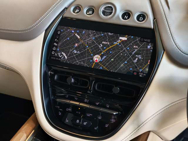 Aston Martin DBX 7