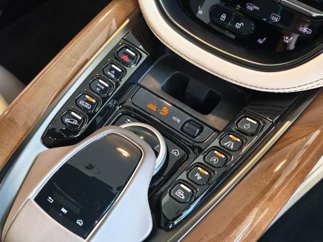 Aston Martin DBX 8