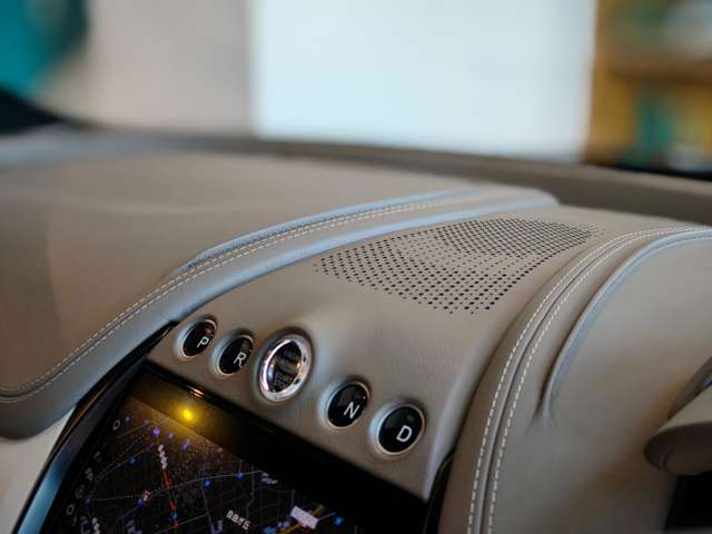 Aston Martin DBX 9