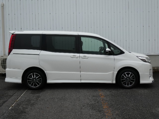 Toyota Noah 4