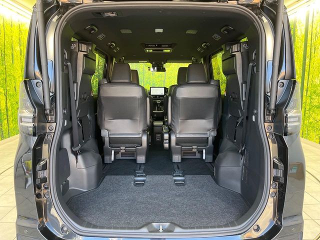 Toyota Voxy 11