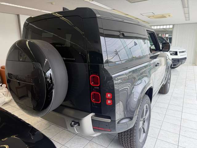 Land Rover Defender 11