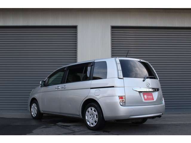 Toyota Isis 4