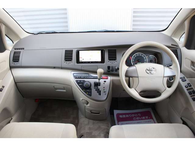 Toyota Isis 5