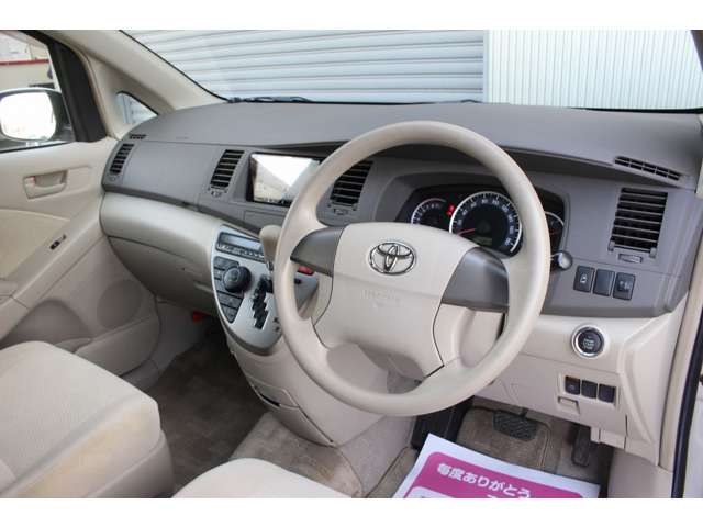 Toyota Isis 6