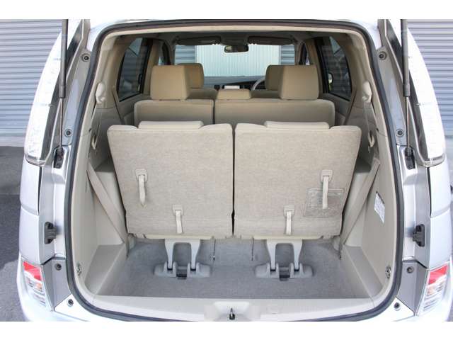 Toyota Isis 10