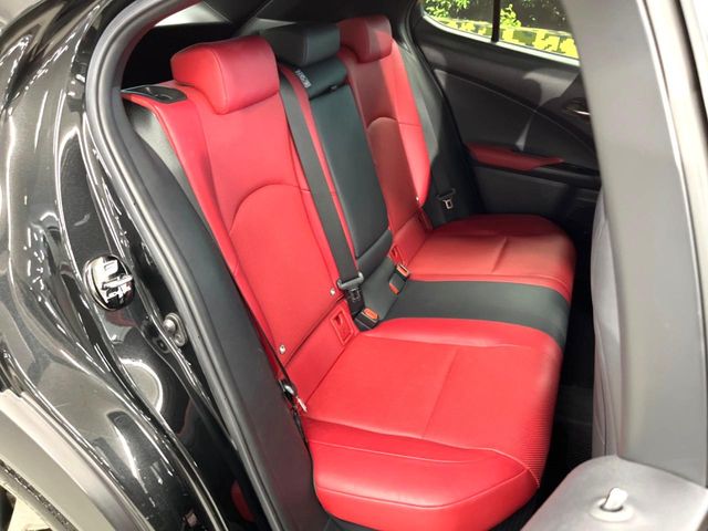 Lexus UX 9