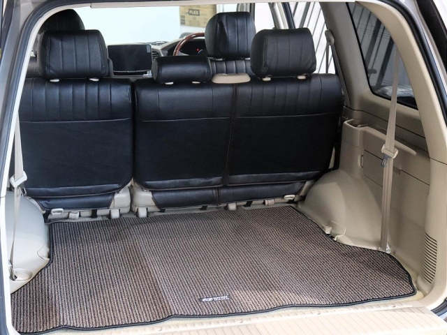 Toyota Land Cruiser 100 3