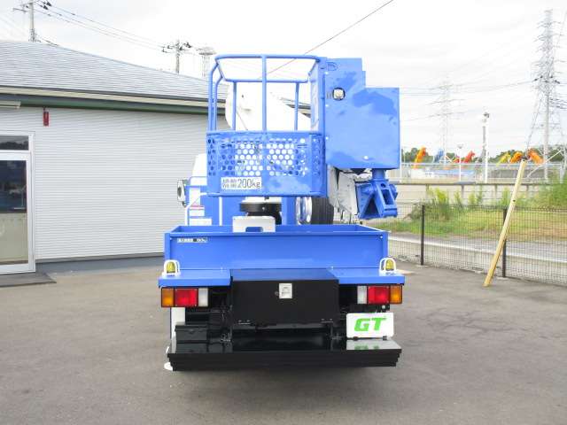 Isuzu Elf 8
