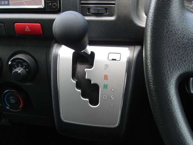 Toyota Hiace Van 5