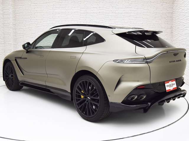 Aston Martin DBX 2