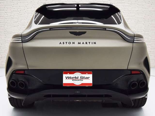 Aston Martin DBX 4