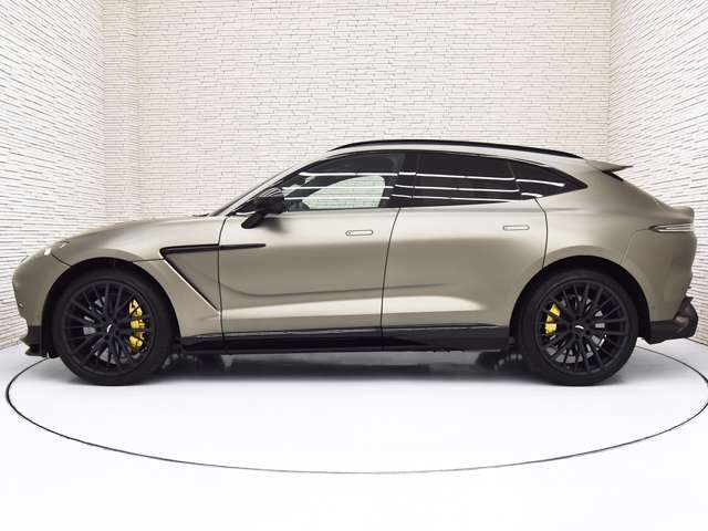 Aston Martin DBX 6