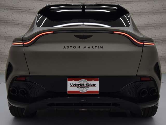 Aston Martin DBX 8