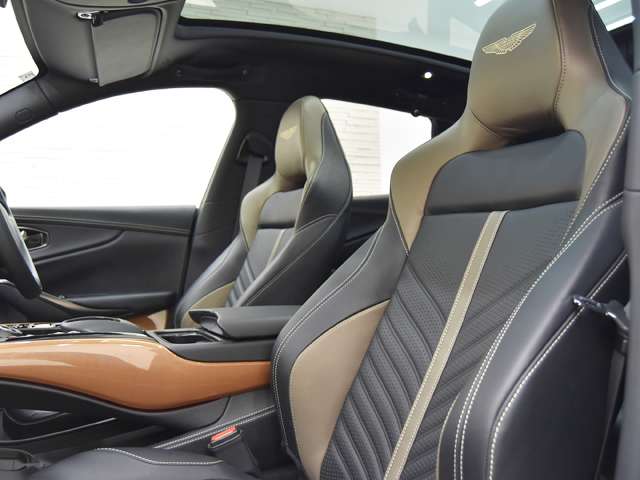 Aston Martin DBX 9