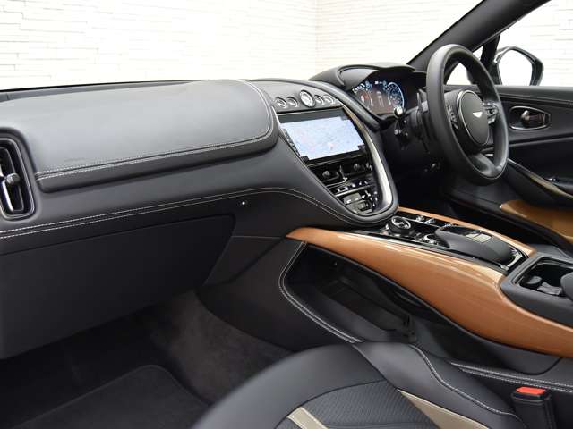 Aston Martin DBX 10