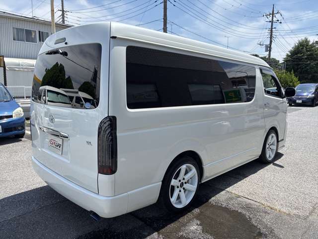 Toyota Hiace 7
