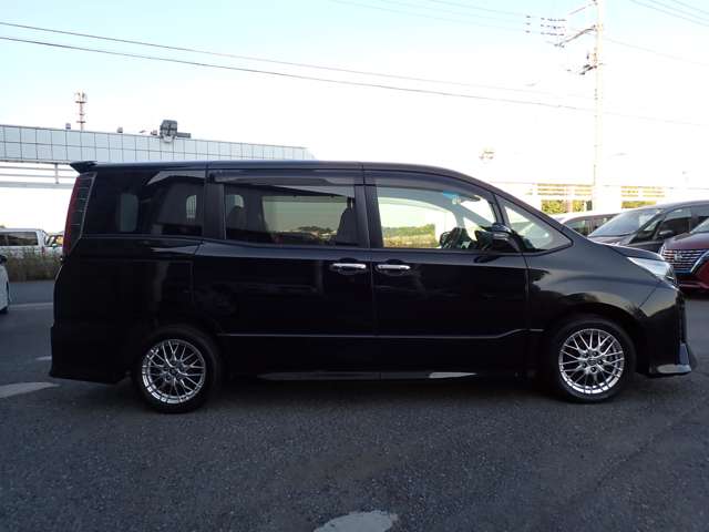 Toyota Noah 4