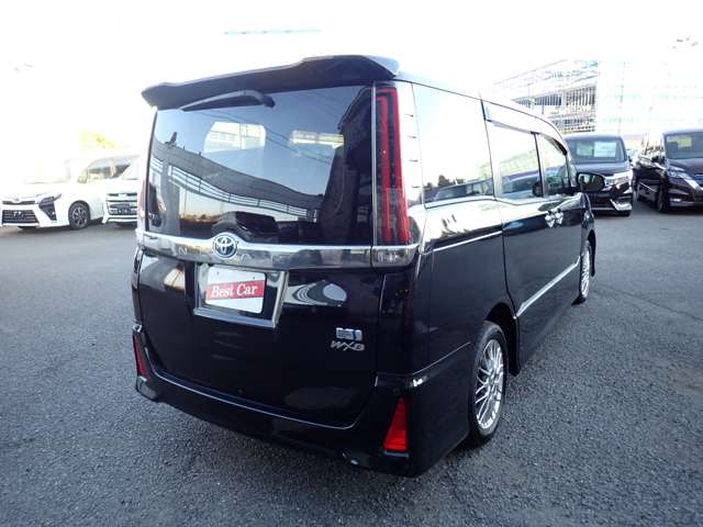 Toyota Noah 5