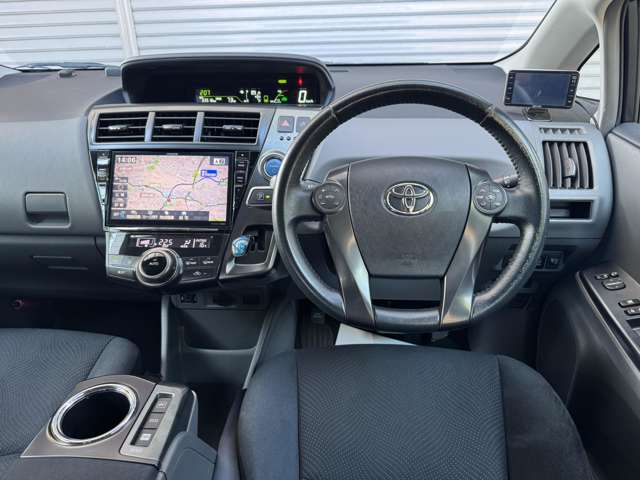 Toyota Prius α 11