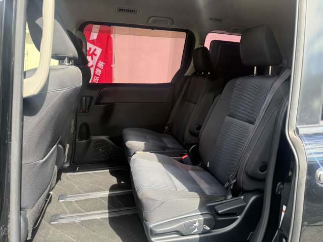 Toyota Voxy 12