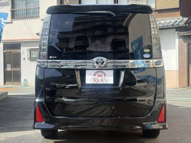 Toyota Voxy 8