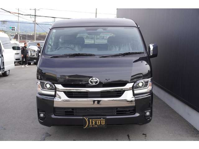 Toyota Hiace Van 7